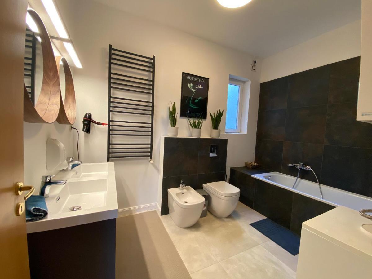 2 Bedroom 107 M2 Loft With Balcony Budapest Exterior photo